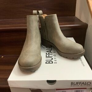 New Buffalo Women's Boots - BROWN. Size 6.5